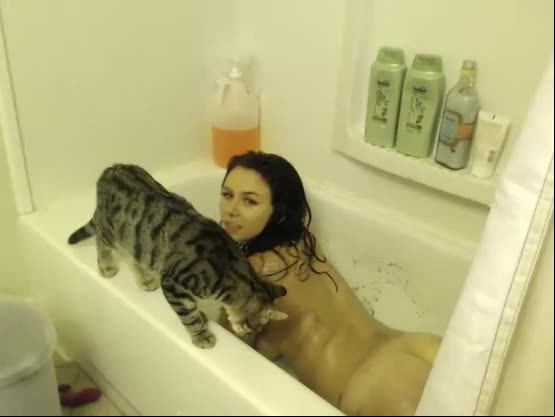 Joven en la ducha con grande cola